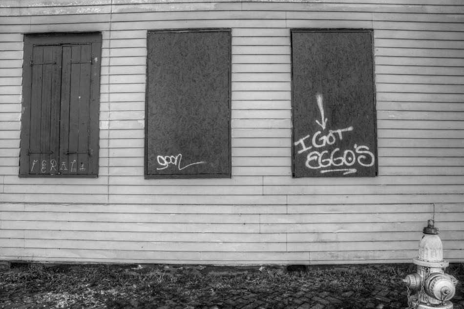 A building's side with graffiti that reads "I got eggos"